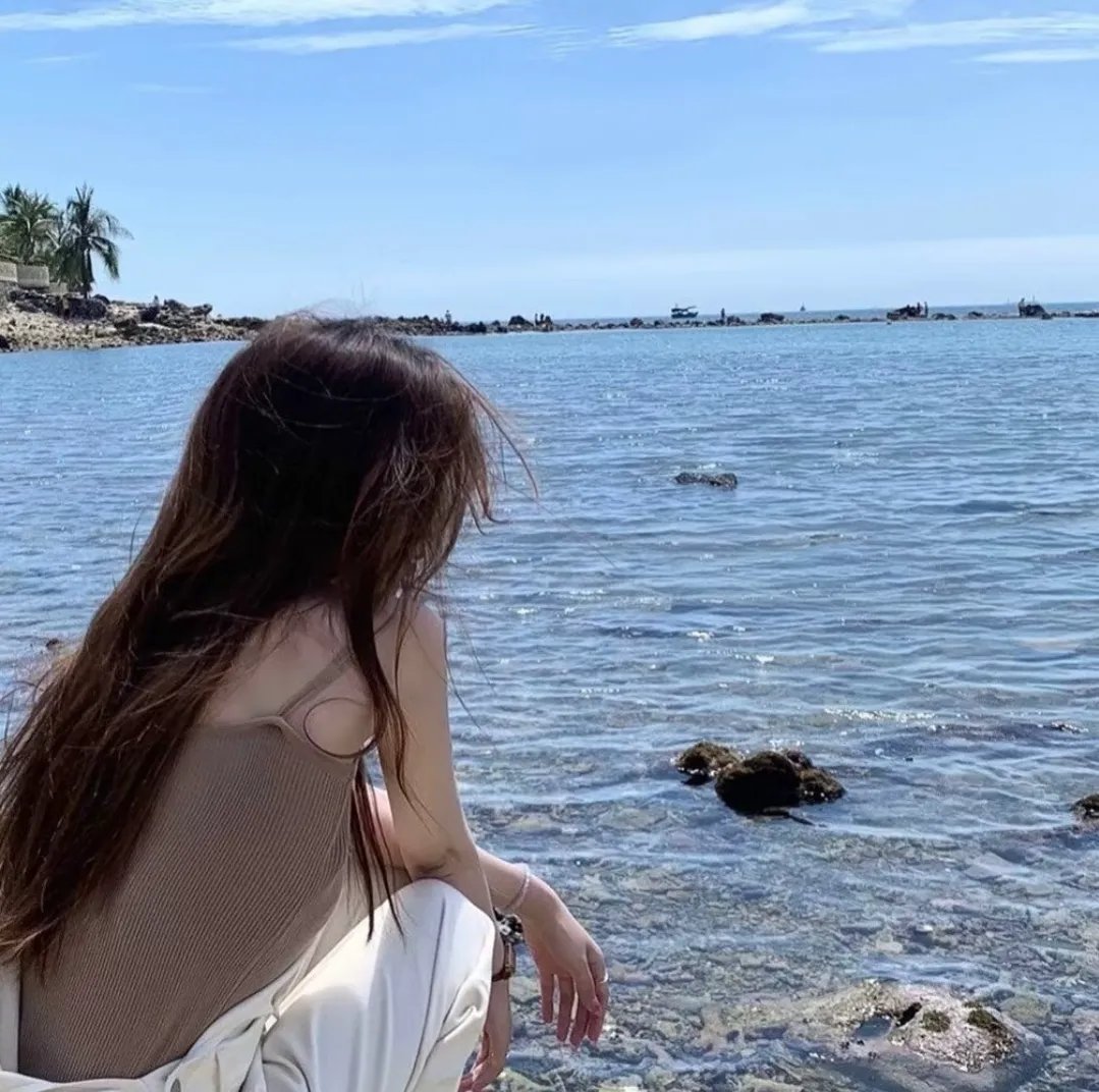 坐在酒吧里吃蛋糕